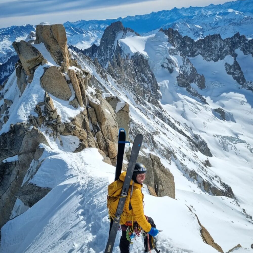 https://nielscochard.com/wp-content/uploads/2025/11/niels-redescendant-du-sommet-du-couloir-lagarde-1000x1000.jpg